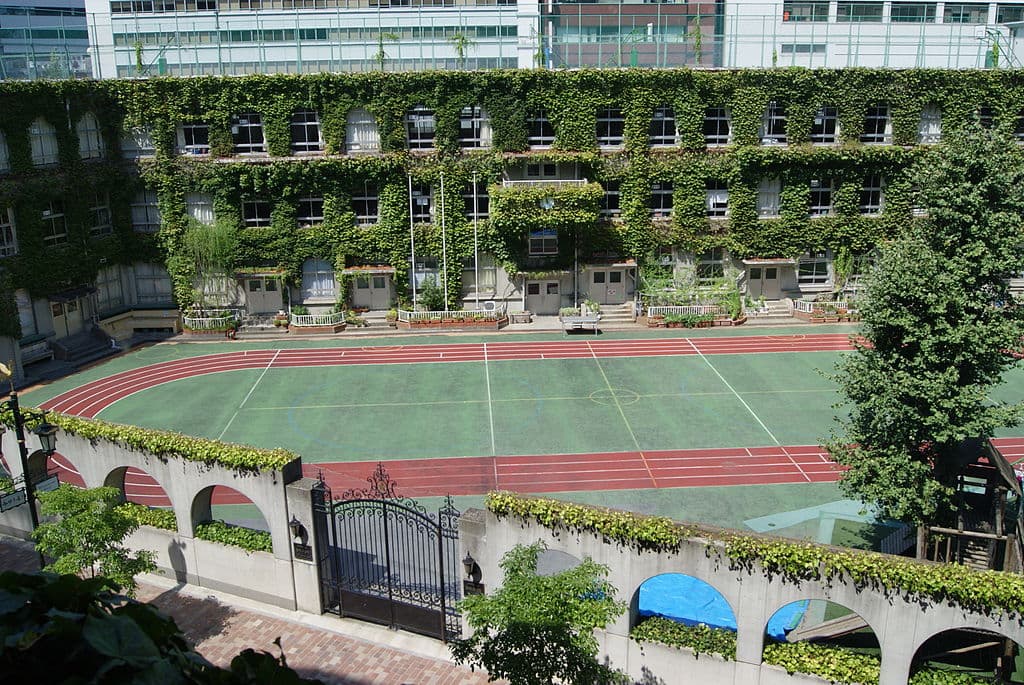 東京公立小學一套制服要價8萬日圓，街訪泰明學生家長打臉教育評論家