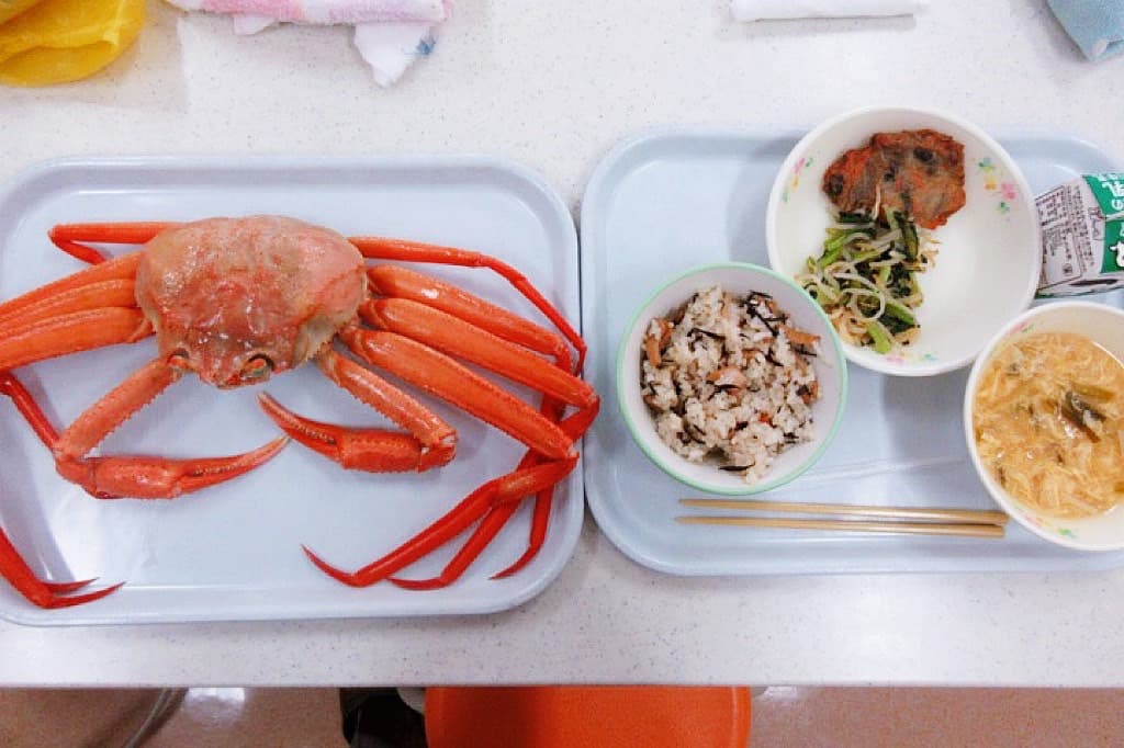 日本小學營養午餐(給食)為什麼這麼好吃?台灣 60 元 vs 日本 295 日圓完整比較